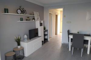 Televízia a/alebo spoločenská miestnosť v ubytovaní APPARTAMENTO MIRTO CON VISTAS AL MAR