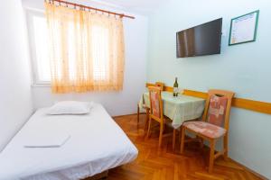 Televízia a/alebo spoločenská miestnosť v ubytovaní Apartmani Vranjes 2