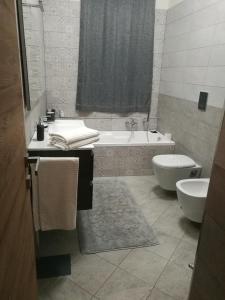 ein Badezimmer mit einer Badewanne, einem WC und einem Waschbecken in der Unterkunft Casa Kati in Mercato San Severino