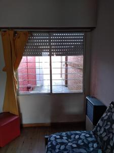 een kamer met een groot raam met een bed en een stoel bij Santa Clara in Santa Clara del Mar