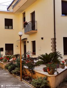 un patio de un edificio con flores y plantas en Casa Kati en Mercato San Severino