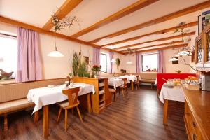 Ресторант или друго място за хранене в Gästehaus Alpina