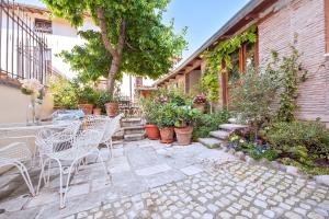 Ogród w obiekcie B&B BONE NOVELLE dimora storica palazzo zuzi