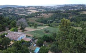 een luchtfoto van een huis in een veld bij angelo custode in Pesaro