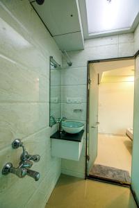 A bathroom at La Hotel Metro near BKC