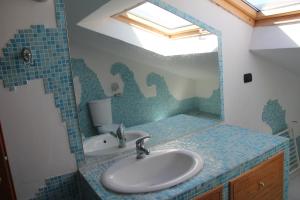 a bathroom with a sink and a mirror at Gli Aranci Dell'Etna in Mascali