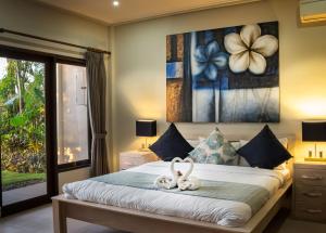 Postel nebo postele na pokoji v ubytování The Beach Front Villas - North Bali + 29 fotografií