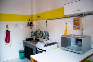 Η κουζίνα ή μικρή κουζίνα στο NeighborHUB hostel e coliving