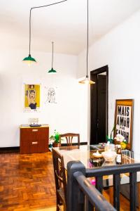 NeighborHUB hostel e coliving في ساو باولو: غرفة طعام وغرفة معيشة مع طاولة وكراسي