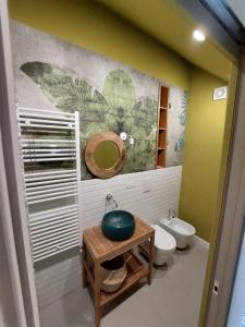 een badkamer met een wastafel, een toilet en een spiegel bij B&B o' Panar al Duomo in Napels +81 foto's