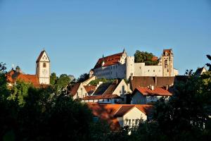 eine Stadt mit einem Schloss auf einem Hügel in der Unterkunft Noahs Apartments in Füssen + 10 Fotos