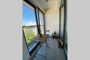 un banco en una habitación con una ventana grande en Apartament na Wodnej en Lodz