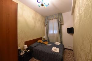 Un dormitorio con una cama con un osito de peluche. en Casa Dolce, en Venecia