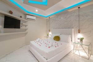 A bed or beds in a room at Rua Mat - Serene Villas with Modern Comfort, by ZanteWize