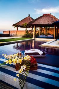 Bazén v ubytování The Beach Front Villas - North Bali nebo v jeho okolí