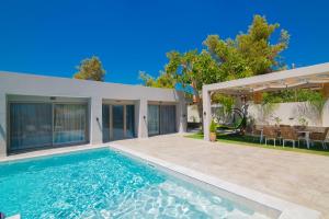 The swimming pool at or close to Rua Mat - Serene Villas with Modern Comfort, by ZanteWize