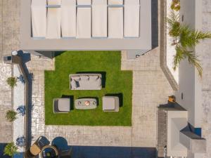 A garden outside Rua Mat - Serene Villas with Modern Comfort, by ZanteWize