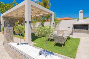 A garden outside Rua Mat - Serene Villas with Modern Comfort, by ZanteWize