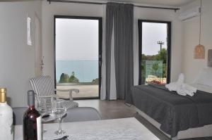 sypialnia z łóżkiem i stołem z butelką wina w obiekcie Green Hill Resort w mieście Pelekas +32 zdjęcia