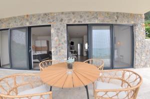 drewniany stół i krzesła na patio w obiekcie Green Hill Resort w mieście Pelekas