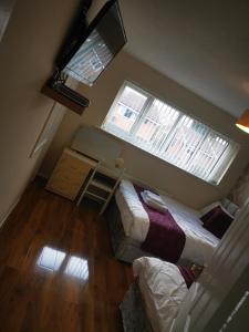 an overhead view of a bedroom with a bed and a window at BRIGSTOCK HOLIDAYS HOUSE in Manchester