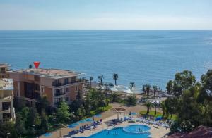 uma vista aérea de um resort e do oceano em Sea View Apartment at Oasis Dreamland Resort em Chakvi