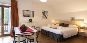 A bed or beds in a room at Aparthotel Claviere