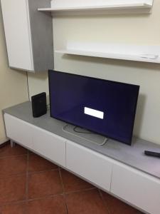 einen TV auf einer Theke in der Unterkunft Casa Seixas Batista in Pinhão