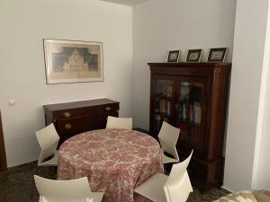 a room with a table and chairs and a cabinet at Apartamento con encanto in Almagro