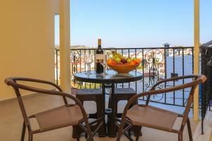un tavolo con una ciotola di frutta su un balcone di Antonia House a Città di Skiathos