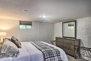 um quarto com uma cama e uma cómoda com um espelho em Cozy Getaway 5 Miles to Duluth and Lake Superior! em Hermantown