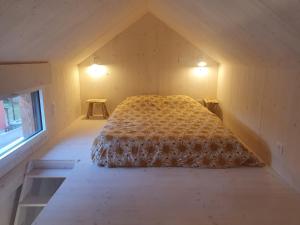 um quarto com uma cama num pequeno quarto em TINY HOUSE Cosy 1 - Angers Green Lodge em Angers