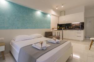 a bedroom with a large bed with towels on it at Del Soll in Polychrono