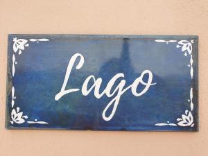 una señal azul con la palabra laeco colgando en una pared en Premium Bed & Breakfast Casa Alegría Andaluza, en Los Romanes