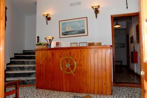 una barra de madera con un volante de madera junto a las escaleras en Amaryllis Hotel, en Hydra