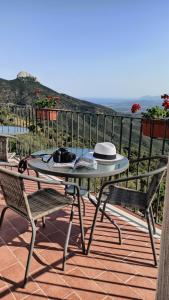 un tavolo e sedie su un patio con vista sull'oceano di “Sa Scala” Bed&Terrace a Baunei