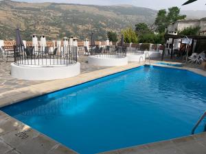 The swimming pool at or close to Acogedor Apartamento - La Alpujarra