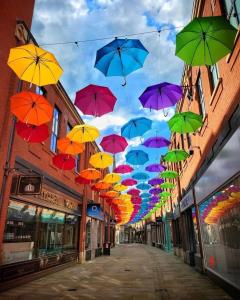een stel paraplu's boven een straat bij 1 Grange Street in Pelton