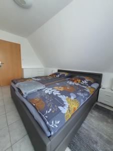 - une chambre avec un lit et une couverture dans l'établissement FEWO BEI LEHMANNS, à Werl