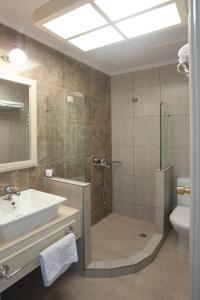 bagno con doccia, lavandino e servizi igienici di Tina's House a Pylos