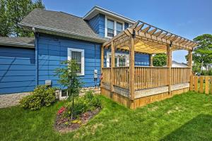 Gallery image of Anias Retreat with Deck Walk to Lake Michigan! in Two Rivers