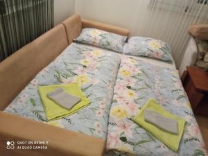 un letto in una scatola con due cuscini sopra di Yellow Rose a Rakovica