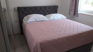 Ein Bett oder Betten in einem Zimmer der Unterkunft APARTMAN KARLA