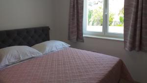 Ein Bett oder Betten in einem Zimmer der Unterkunft APARTMAN KARLA