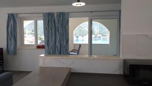 Zimmer mit einem Fenster mit einem Stuhl in der Unterkunft APARTMAN KARLA in Lastovo