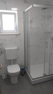 Ein Badezimmer in der Unterkunft APARTMAN KARLA