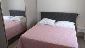 Ein Bett oder Betten in einem Zimmer der Unterkunft APARTMAN KARLA