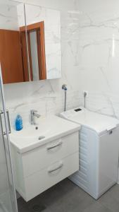Ein Badezimmer in der Unterkunft APARTMAN KARLA