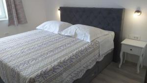Ein Bett oder Betten in einem Zimmer der Unterkunft APARTMAN KARLA