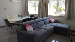 ein Wohnzimmer mit einer Couch und einem Tisch in der Unterkunft APARTMAN KARLA in Lastovo
